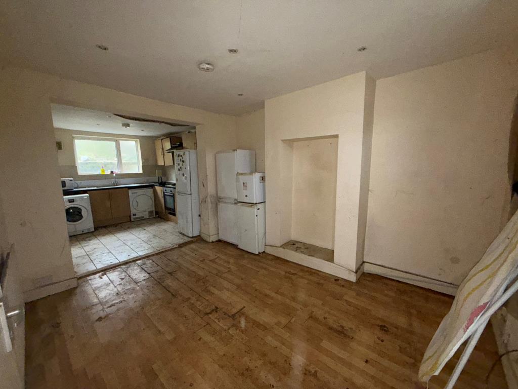 Lot: 165 - FOUR-BEDROOM HOUSE FOR REFURBISHMENT - Living Room